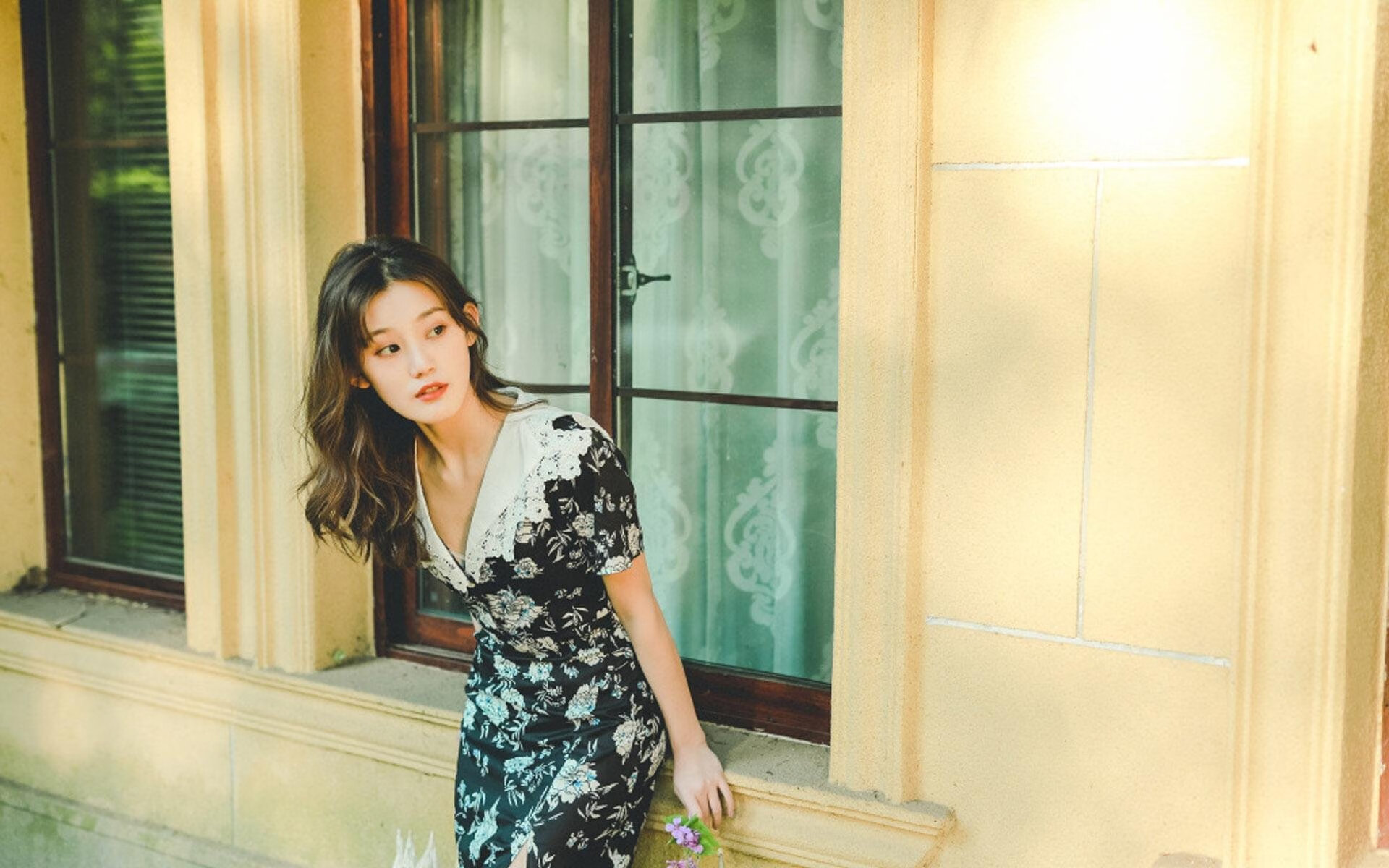 看到您给出的关键词组合,我注意到其中存在一个明显的穿越设定—已退役的西班牙球星皮克,与比利时国家队(或俱乐部)击败意大利佛罗伦萨队,这三者在实际足坛中几乎不可能在竞技层面同时发生